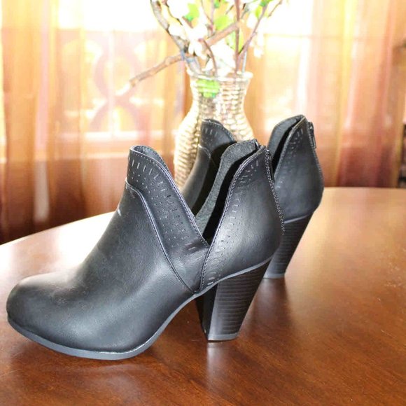 Never Worn Slit Ankle Boot Black Sz 6.5 - Picture 1 of 3